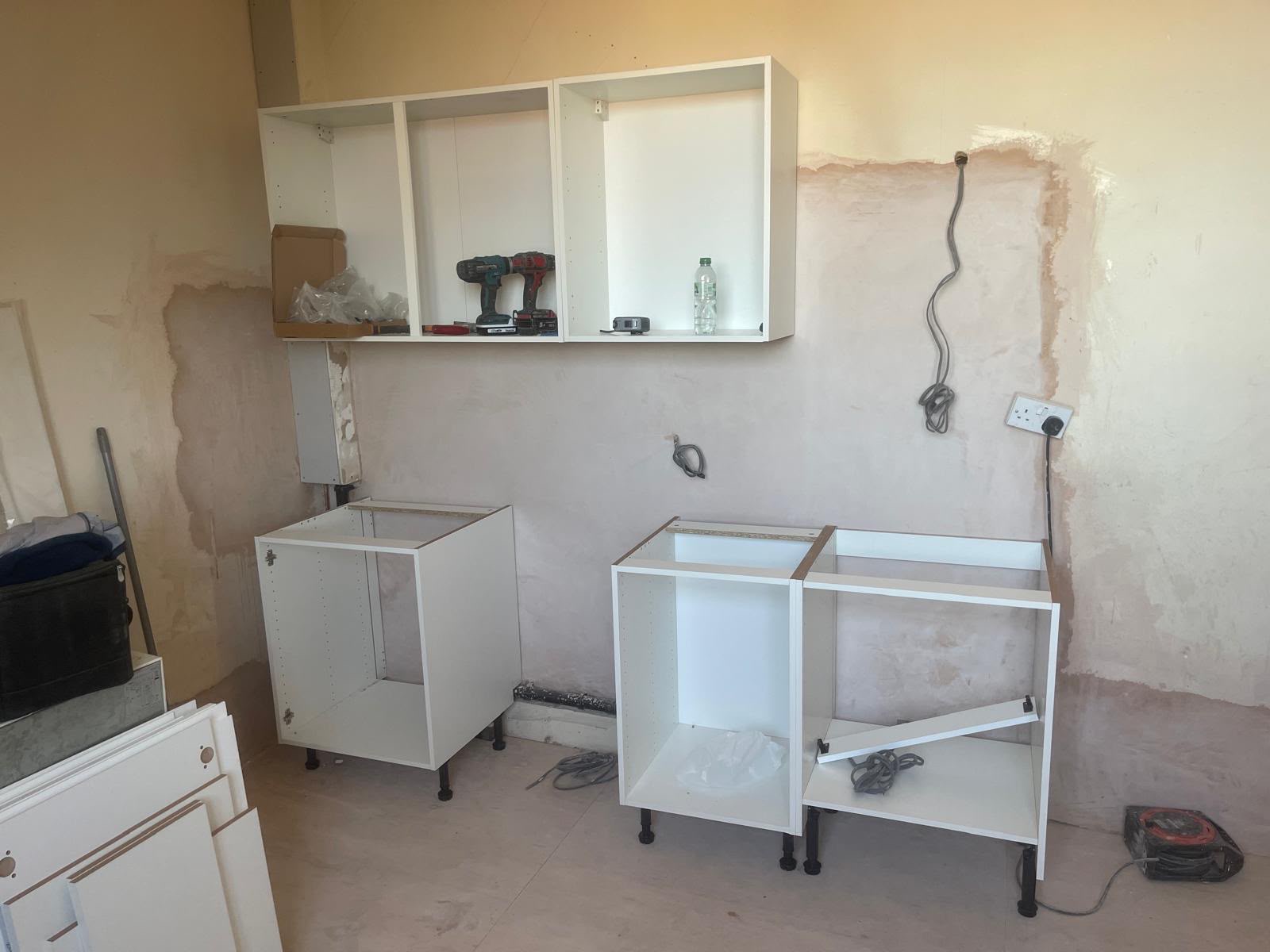 Kitchen cabinet carcass fitting